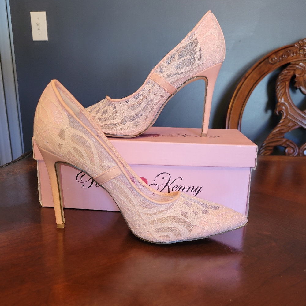 Elegant lace style pump. Size 8 1/2. Pink/peach color